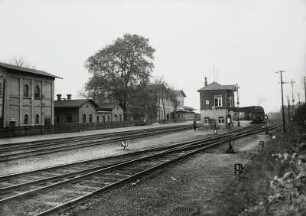Weinböhla. Bahnhof. Schuppen, Empfangsgebäude (um 1875) und Stellwerk. Gleisseite