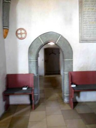 Kirchturm Innen-Turmchor nach Westen mit spitzbogig gewändeter Tür zum Langhaus und Fraisch-Symbol neben Kopfkonsole mit aufgehender Kreuzrippe im Südwesten
