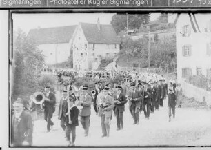 Turnfest Bingen; Festumzug; im Vordergrund Musikkapelle; im Hintergrund alte Kaplanei