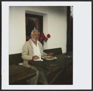 Wolfram Siebeck im Außenbereich des Berggasthofs „Lanzenschuster“ in Jenesien