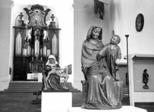 Freiburg: Augustinermuseum, Muttergottes mit Kind, Münsterskulptur Endingen, Hintergrund Orgel und Chor