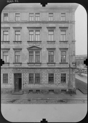 Dresden-Neustadt, Antonstraße 19/21. Doppelwohnhaus (1863). Seitenansicht (Nr. 19) mit Hauseingang von Osten