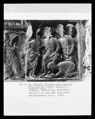 Südliches Portal — Figurenfries: Maria Magdalena salbt die Füße Christi