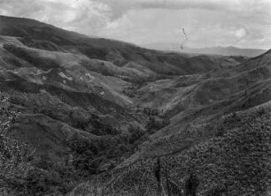 Graslandschaft auf Sumatra : Blick über eine zerfurchte Graslandschaft auf Sumatra.