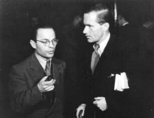 1. Deutscher Schriftstellerkongress : 1. Deutscher Schriftstellerkongress, Berlin 4.-8.10.1947. Walter Kolbenhoff im Gespräch mit einem weiteren Teilnehmer