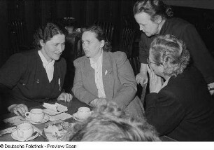 Frauen aus der Sowjetunion und der DDR sowie anderen Ländern beim Kaffeetrinken