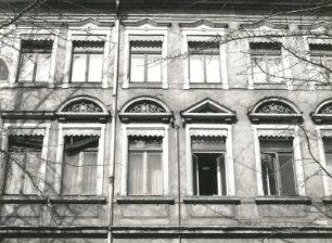 Dresden-Pieschen, Hans-Sachs-Straße 25/27. Doppelwohnhaus mit Läden (um 1895). Fensterreihen (Nr. 25, 1. und 2. Obergeschoss)