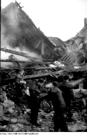 Dresden. Feuerwehr: Übungen - Unterricht in Schulen - Explosion in Hohendölzschen - Brand auf der Hamburger Straße, März 1960 - Schulung, 1958/60