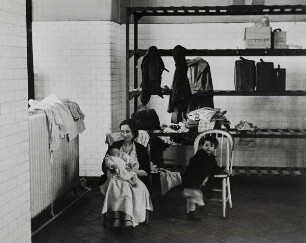 Illegale Einwanderer in einer Familienunterkunft in Ellis Island