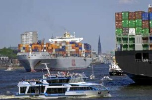 Grosse Hafenrundfahrt auf der CONCORDIA im Hamburger Hafen, umringt von riesigen Container-Frachtern auf der Elbe. 05.2008