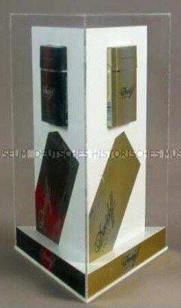 Werbeaufsteller mit Werbeaufdruck für "Davidoff LIGHTS"- und "Davidoff CLASSIC"-Zigaretten, "Full Flavour DAVIDOFF CLASSIC / Fine Mildness DAVIDOFF LIGHTS"