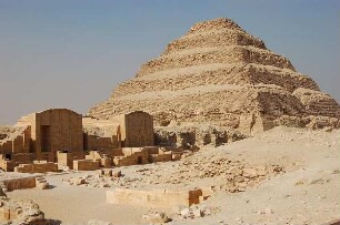 Kairo - Stufenpyramide von Sakkara : Stufenpyramide des Königs Djoser von Sakkara, auf dem weitläufigen Gräberfeld der einstigen Hauptstadt Memphis, aufgenommen 2006 bei Kairo