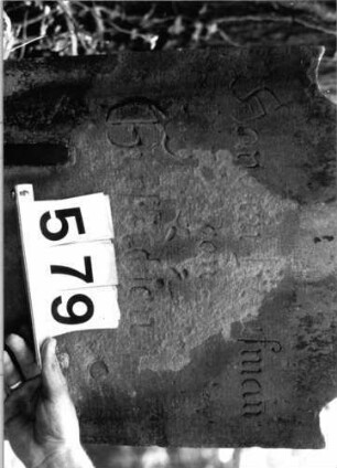 Grabstein 579 (Index: 99802823) Material: Sandstein Zustand: gebrochen/Textverlust Maße HxBxT: 87x51x9 cm Beschreibung: Stele mit Karniesbogen: Grabstein 579 (Detailaufnahme)