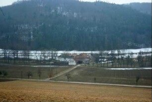 Blick von N auf die w außerhalb der OL gelegene Obermühle, in alten Karten als Wüstenbibramühle bezeichnet