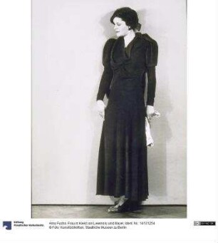 Frau in Kleid von Lewinsky und Mayer