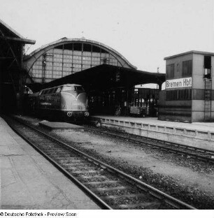 Bremen. Hauptbahnhof. Bahnsteighalle mit Diesellok V 200004