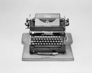 Typenhebelschreibmaschine "Ideal" (Modell A 3). Erste deutsche Typenhebelschreibmaschine mit Vorderanschlag (sofort sichtbare Schrift), 42 Tasten, Farbband. Vorderansicht von oben