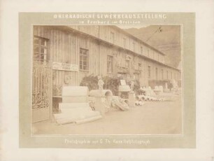 Zementwarenstand vor der Ausstellungshalle bei der Oberbadischen Gewerbeausstellung in Freiburg i. Br.