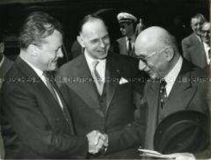 Willy Brandt empfängt den französischen Politiker Robert Schuman zum 10. Jahrestag des Endes der Berlin-Blockade