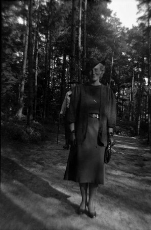 Hildegard Ostkamp-Blumer (1909-2001; Sopranistin), Ehefrau des Komponisten Theodor Blumer (1881-1964). Fotografie im Freien, um 1935