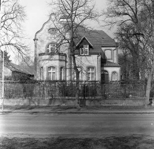 Hoppegarten-Dahlwitz-Hoppegarten, Lindenallee 52/54. Villa Grace (1903; E. Wurl) mit Boxenstall (1909). Villa. Straßenfront mit Einfriedung