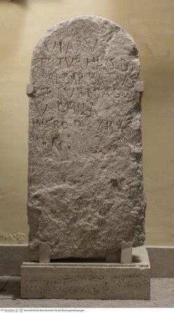 Stele mit Grabinschrift "V(ivus?) KARVS..."