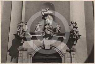 Portalbekrönung an der Marienkirche Hirschberg mit Figurengruppe