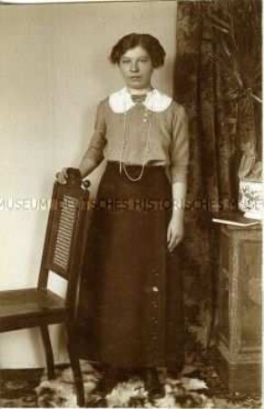 Porträt einer jungen Frau (Konfirmation?)