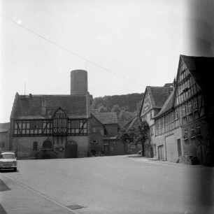 Münzenberg. Ortsteilansicht. Blick gegen Rathaus (Hauptstraße 33) und Bergfried