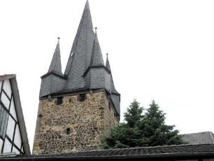 Evangelische Kirche - Kirchturm von Süden-Obergeschoß (ehemals Wehrplattform) mit Schießscharten (Büchsenscharten) und Dach-Eckerkern in Übersicht