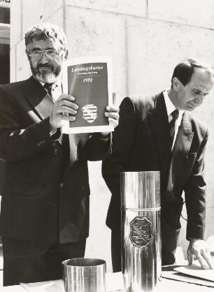 Richter, Friedrich  und Gärtner, Albrecht : Dr. Friedrich Richter und Albrecht Gärtner beim öffentlichen Füllen der Kassette