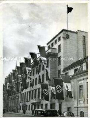 Flaggenschmuck an der Reichskanzlei zum Besuch Mussolinis