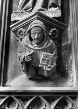 Mönch mit Buch