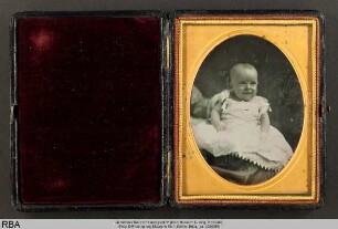 Lächelndes Baby von Hand gestützt