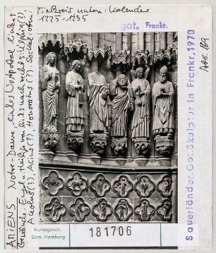 Amiens, Kathedrale: Firminportal (linkes Westportal), linkes Gewände, Engel und Heilige, Tierkreis am Sockel