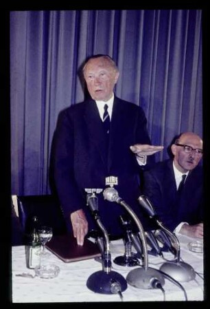 Kanzler-Pressekonferenz 7.5.62.