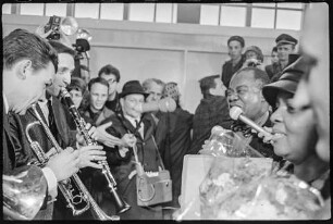 Louis Armstrong in Ostberlin, Bild 2: Musikalischer Empfang im Flughafen Schönefeld durch die Berliner Jazz Optimisten (Originaltitel des Fotografen). SW-Foto, 19.03.1965 © Kurt Schwarz.