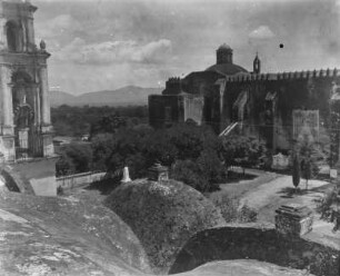 Kathedrale von Cuernavaca : Blick über die Dächer der Kathedrale von Cuernavaca in einen Innenhof