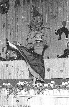 Dresden. Faschingsveranstaltung der Mitarbeiter des Rathauses in Dresden unter Beteiligung von Oberbürgermeister Weidauer (Weidauer links), 1954