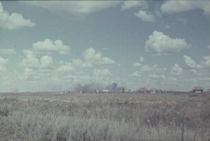 Zweiter Weltkrieg. Rußland, Oblast Belgorod. Nach den Kampfhandlungen. Blick zu einem Dorf