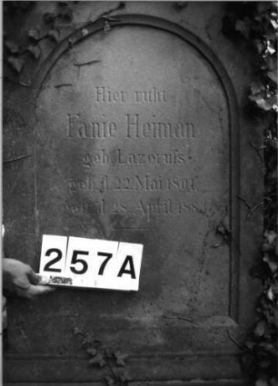 Grabstein 257 (Index: 100085149) Maße HxBxT: 160x66x27 cm Beschreibung: Stele, prof. Sockel, giebelart. Abschl. m. Verdach. , Schrift eingetieft: Grabstein 257A