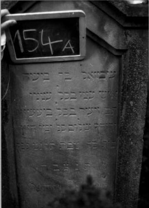 Grabstein 154 (Index: 100109760) Material: Sandstein Zustand: gut Maße HxBxT: 194x63x23 cm Beschreibung: Stele, Sockel, giebelartiger Abschluß mit Verdachung, Schriftfeld eingetieft: Grabstein 154A