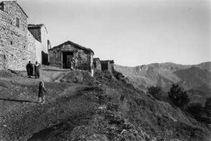 Dorf der Kabylen : Weg zu dem Zugangstor eines Dorfes der Kabylen