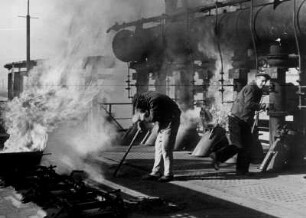 Hamburg-Barmbek. Im dortigen Gaswerk befüllen Ofenarbeiter die Kammern der Kokerei mit Kohle. Eine anstrengende und gefährliche Tätigkeit. 1960 wurde das Gaswerk stillgelegt