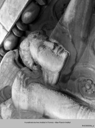 Reliefs am Portalgiebel - Portalgiebel