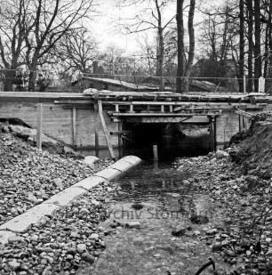 Grönwohldhof: Dorfstraße: Ausbau der Kreisstraße Richtung Dwerkaten: in der Mitte Brückenbau über die Schönau: links provisorischer Rohrdurchlass: hinten Wald