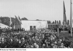 Blumenbeete vor dem Messepavillon der VEB Chemie