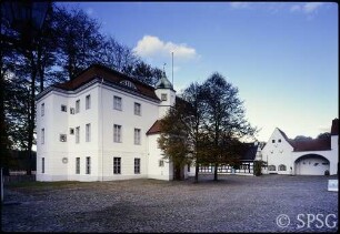 Berlin, Jagdschloss Grunewald, Hofansicht, mit Nebengebäuden.