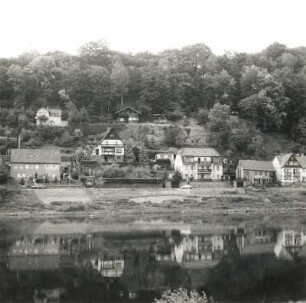 Stadt Wehlen, Mennickestraße 17-22. Wohnhäuser. Blick über die Elbe nach Nordosten