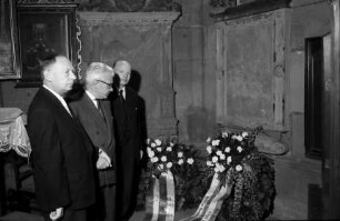 Freiburg: Kranzniederlegung vor der Grabtafel Zasius, in der Universitätskapelle des Münsters
